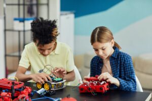 Mehr über den Artikel erfahren Spielzeugroboter für Kinder: Die Zukunft des Spielens umarmen